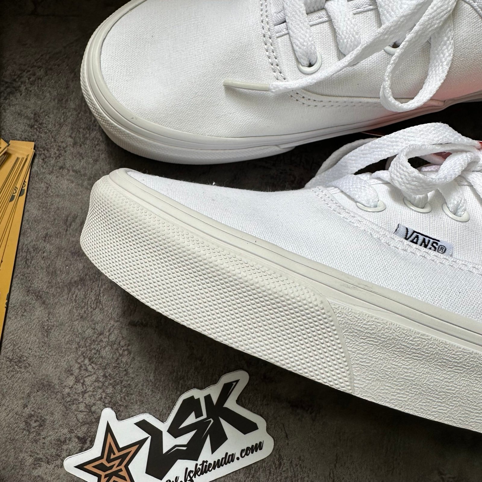 Tenis Clásicos Blancos Authentic Off The Wall Vans Unisex