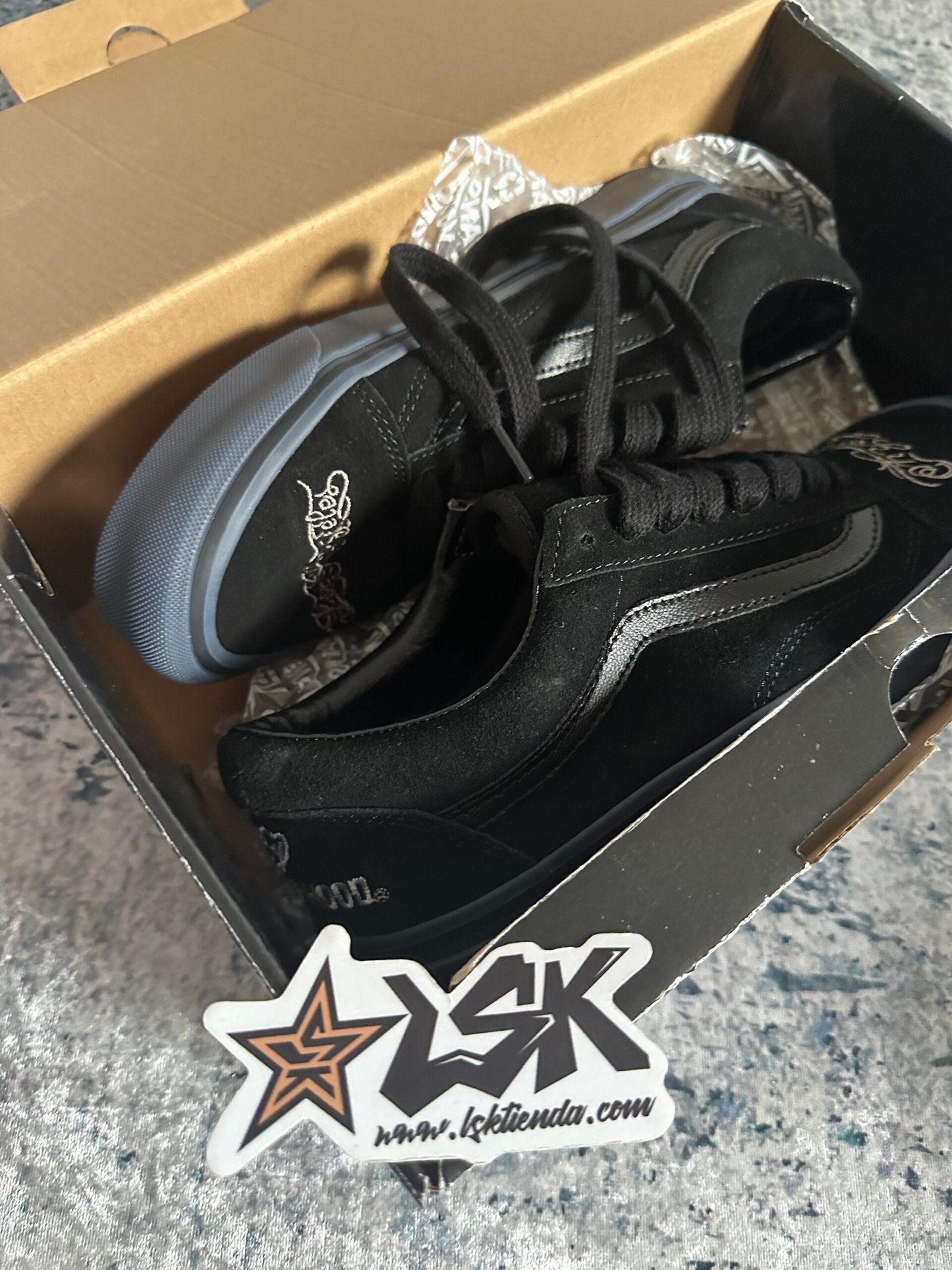 Tenis Negros Vans Old Skool By Uncle x Toons Neighborhood